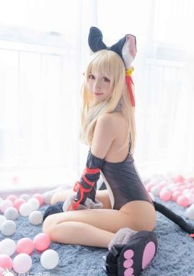 伸進肚兜揉捏她的乳尖_720電影在線觀看