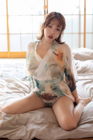 女服務(wù)員撅著光屁股挨打_HD在線觀看完整版